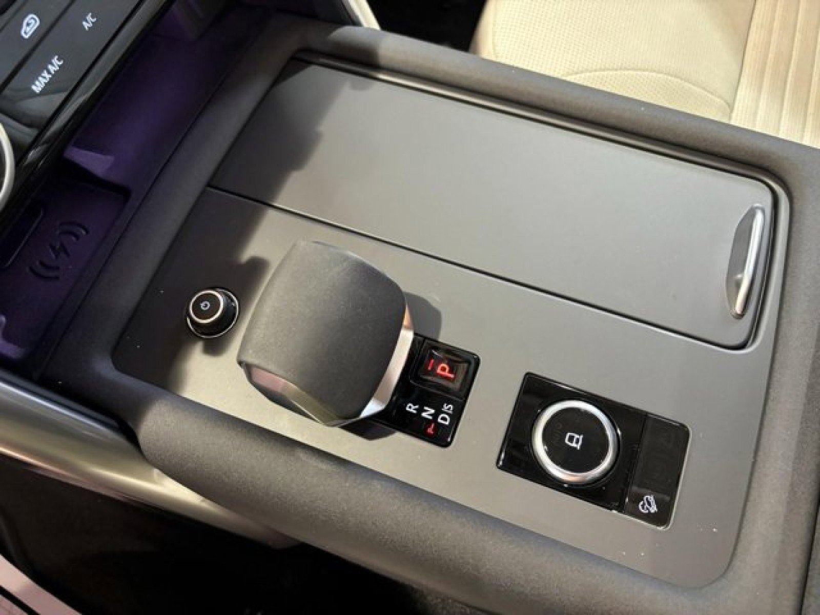 Certified 2024 Land Rover Discovery S image 23