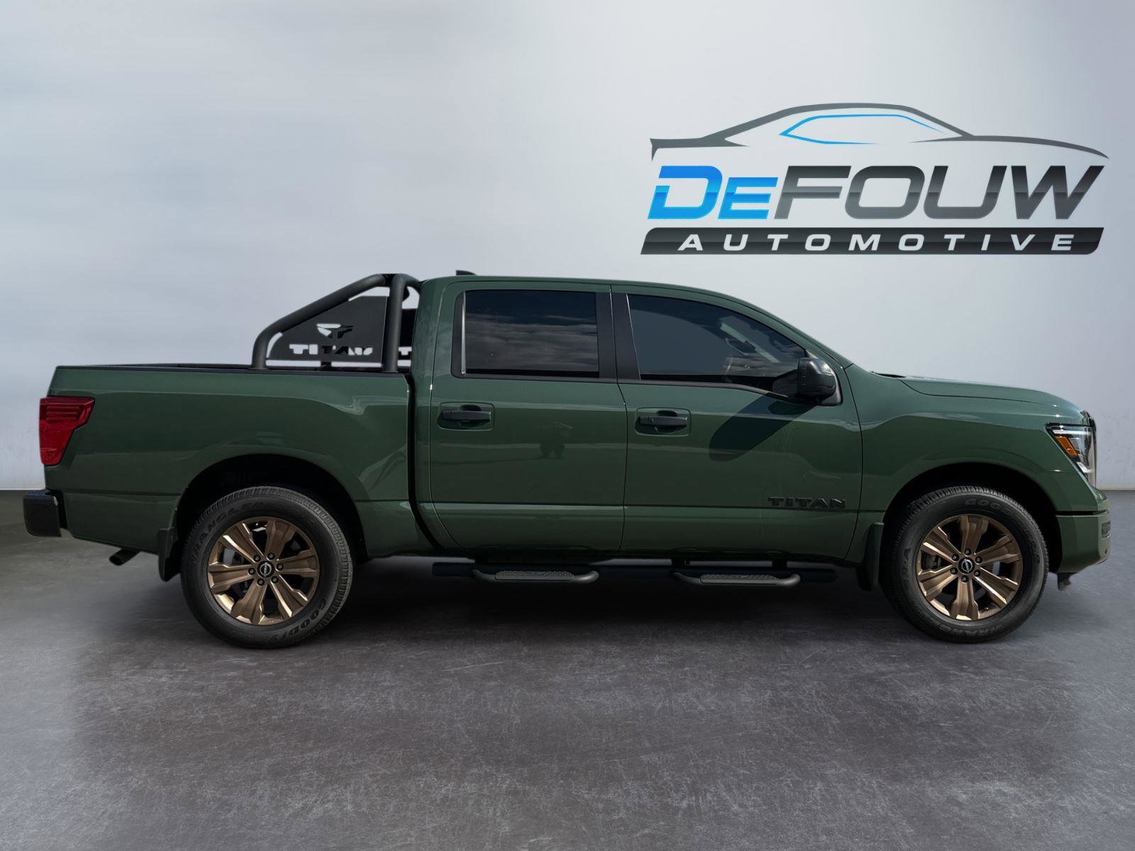 Used 2024 Nissan Titan SV w/ SV Bronze Edition Package AWD/4WD image 2