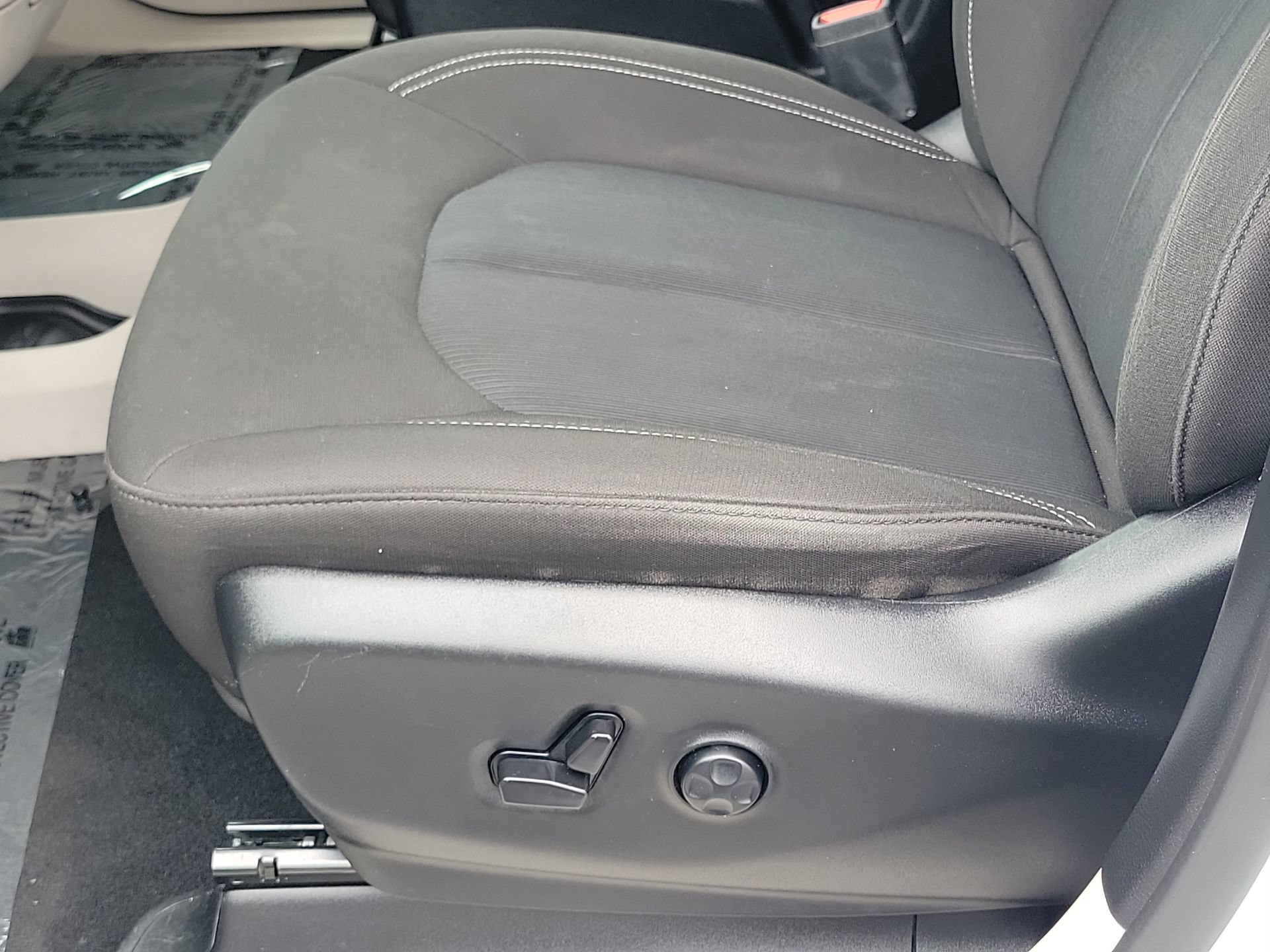 Certified 2023 Chrysler Voyager LX FWD image 14