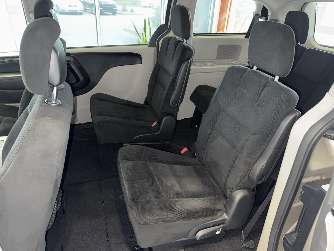 Used 2016 Dodge Grand Caravan SXT w/ Rear Park Assist Package FWD image 24