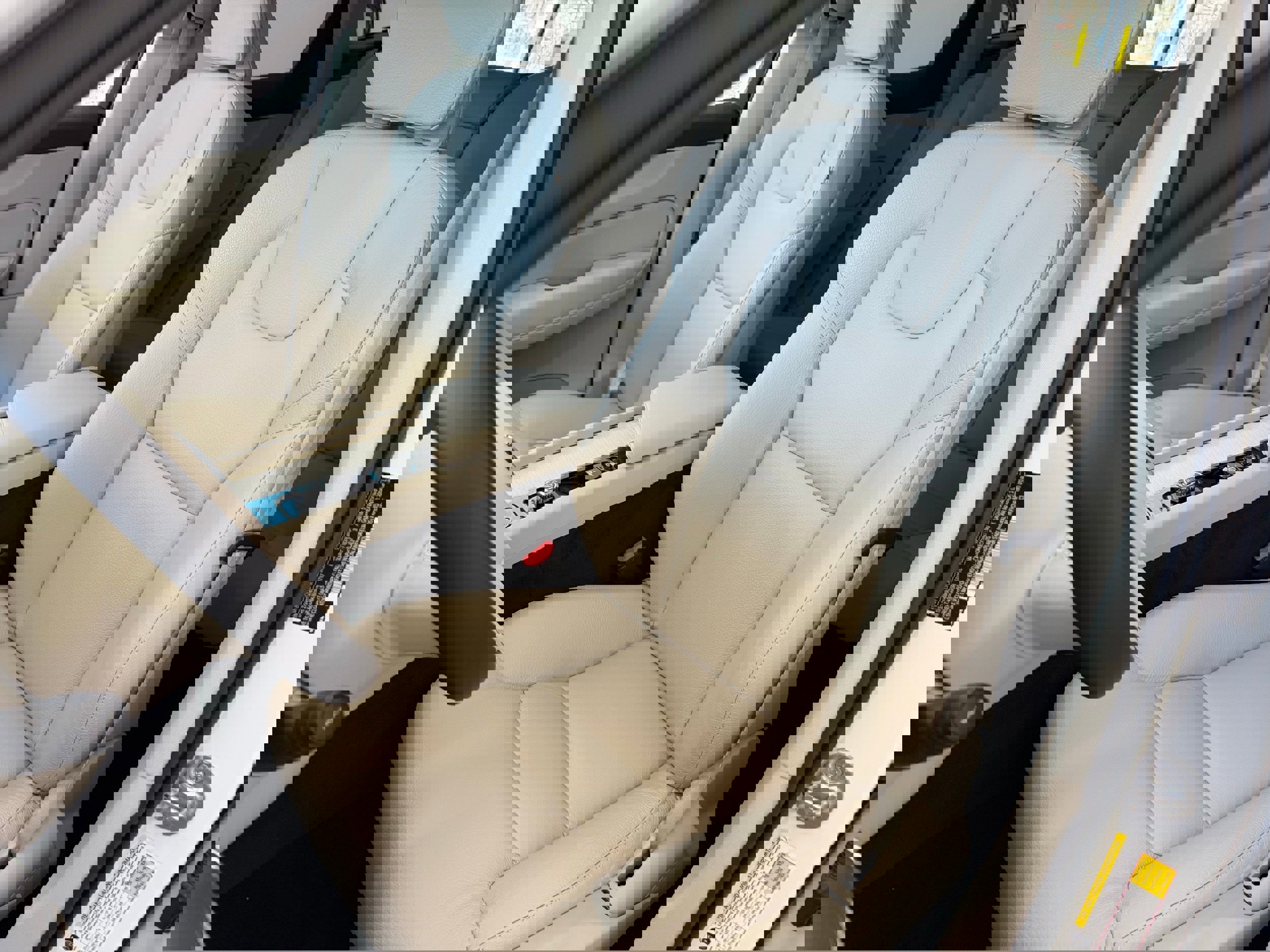 Certified 2025 Volvo XC60 B5 Core image 17