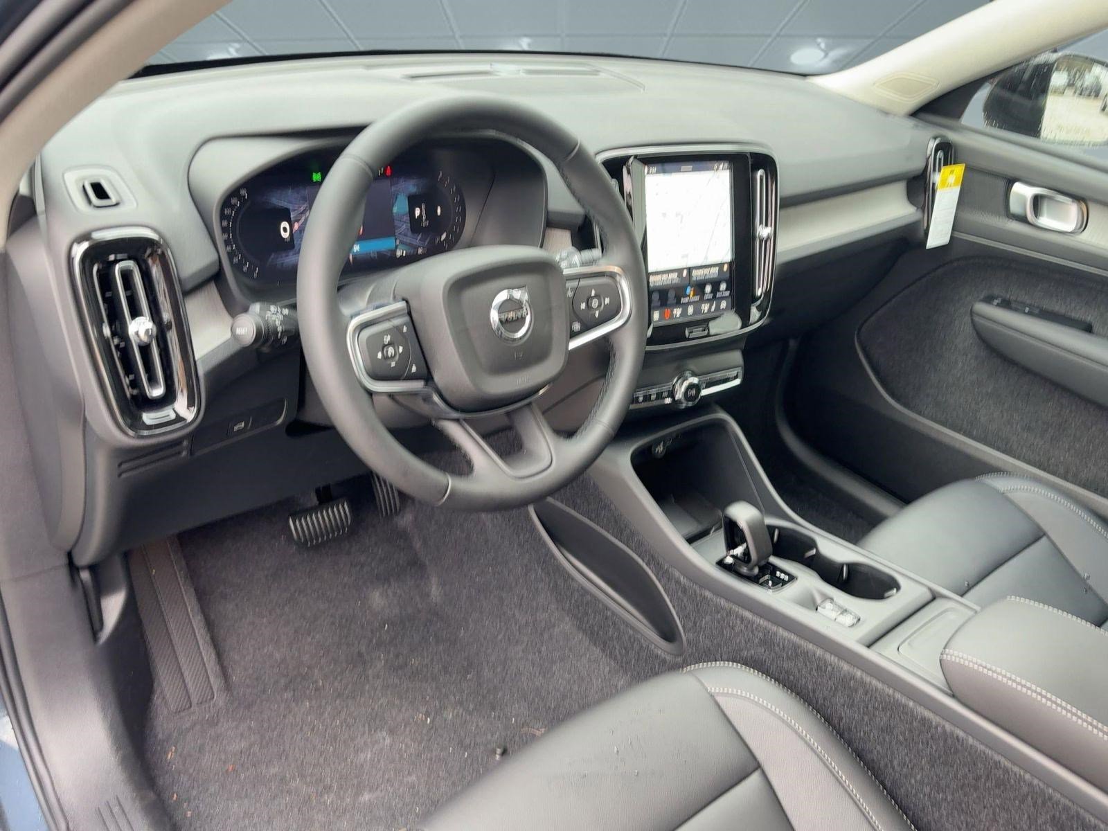 Used 2026 Volvo XC40 B4 Core w/ Climate Package FWD video 2