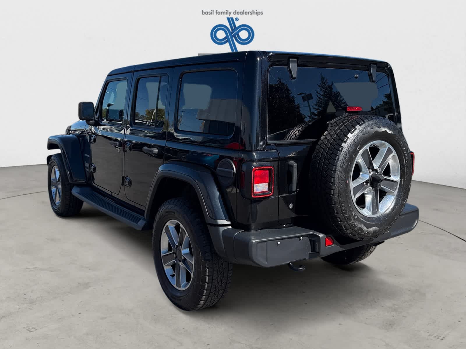 Used 2019 Jeep Wrangler Unlimited Sahara w/ Uconnect 4C Nav & Sound Group AWD/4WD image 5