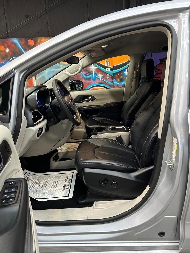 Used 2024 Chrysler Pacifica Touring-L image 22