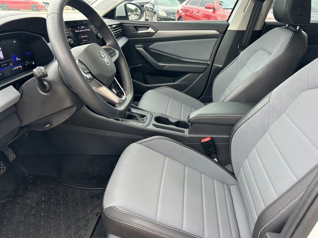 Used 2025 Volkswagen Jetta SE FWD image 11
