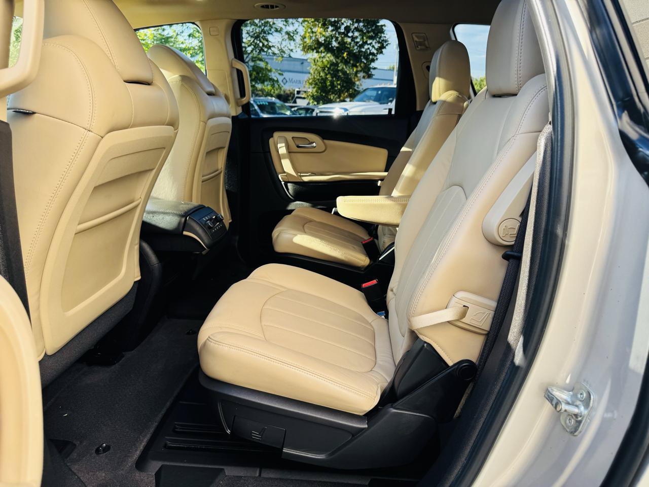 Used 2011 Chevrolet Traverse LTZ AWD/4WD image 31