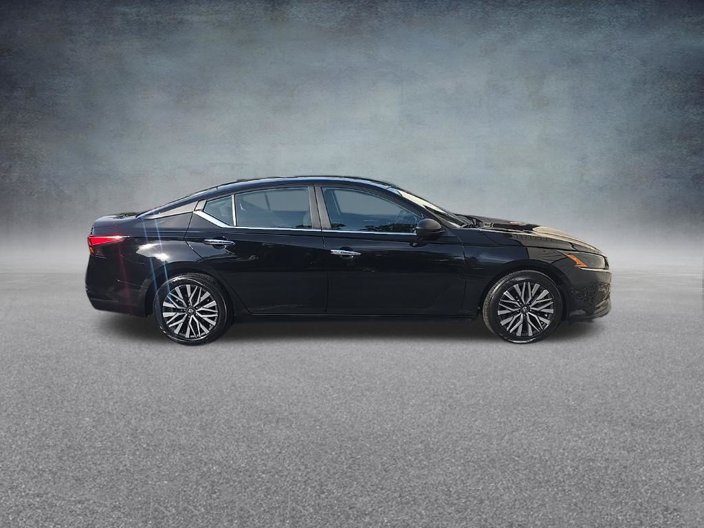 Used 2025 Nissan Altima 2.5 SV FWD image 9