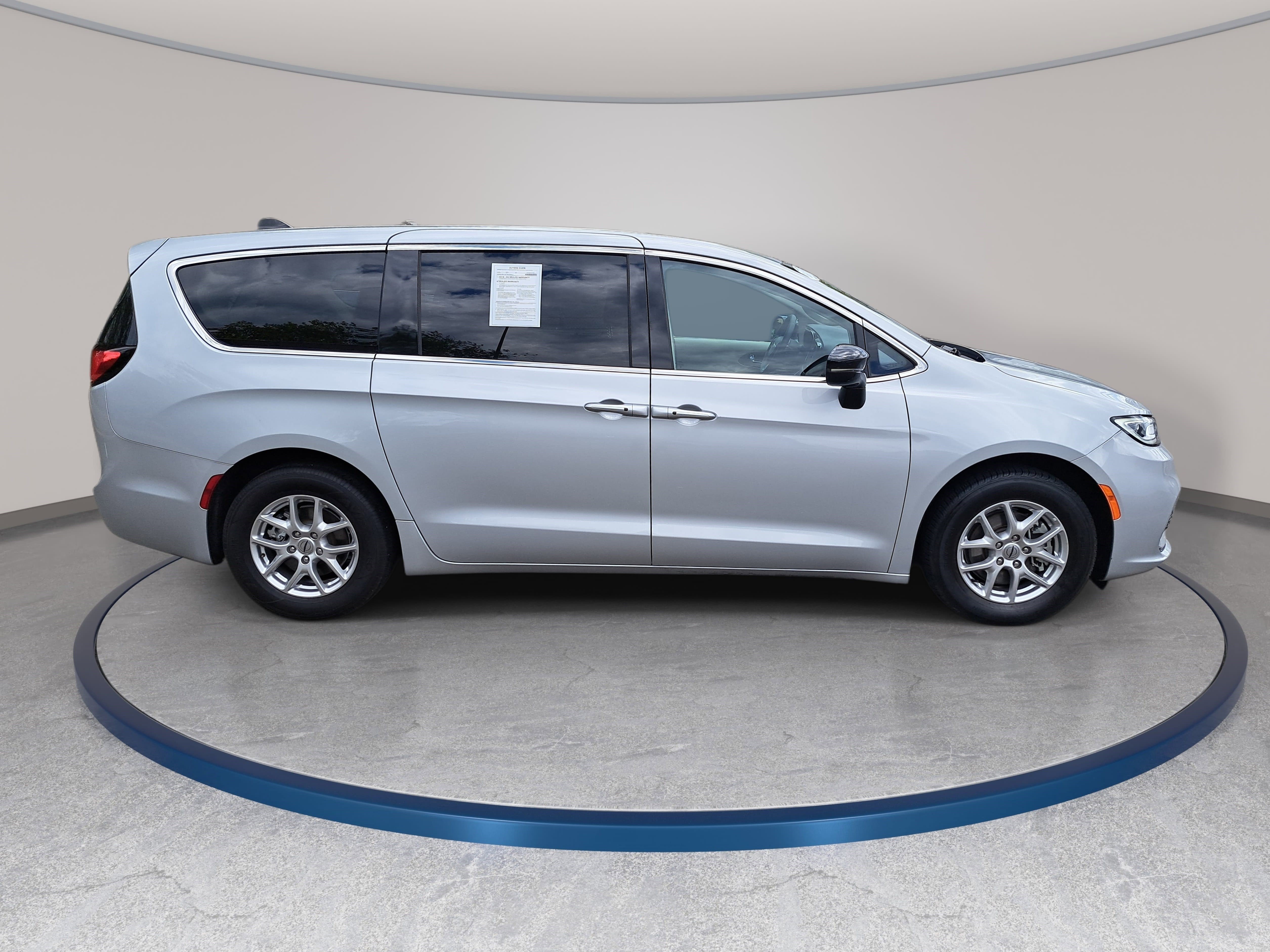 Used 2024 Chrysler Pacifica Touring-L FWD image 4