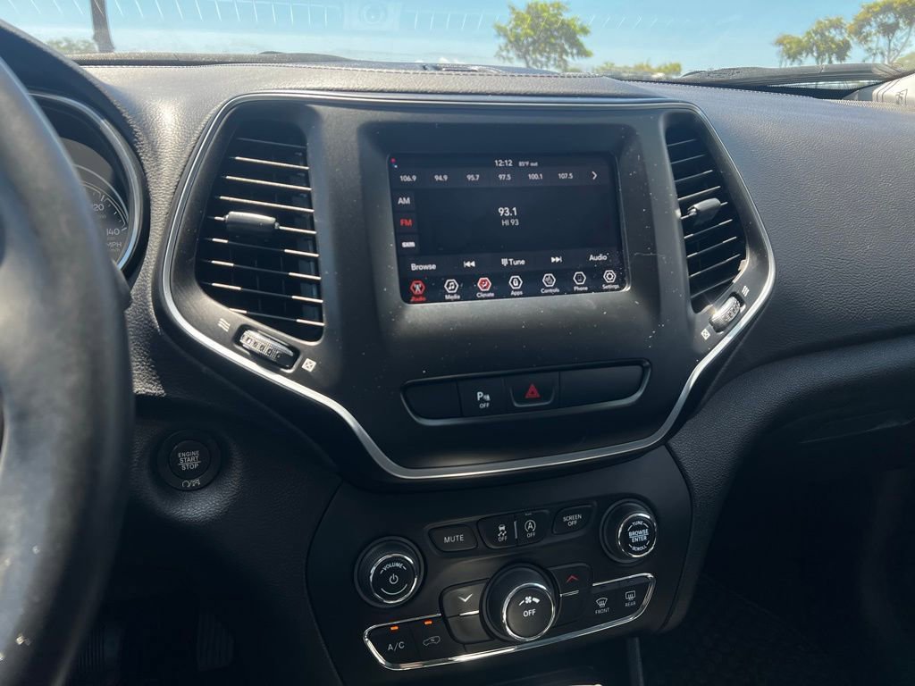 Used 2020 Jeep Cherokee Latitude Plus w/ Cold Weather Group AWD/4WD image 17