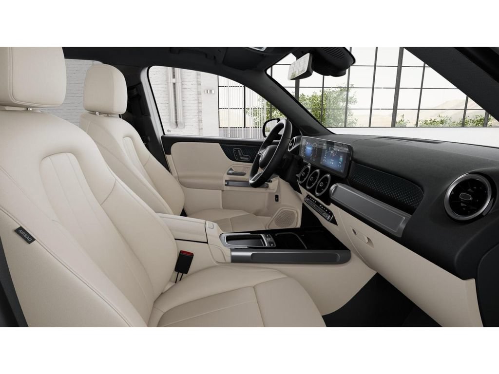Used 2025 Mercedes-Benz GLB 250 4MATIC image 4