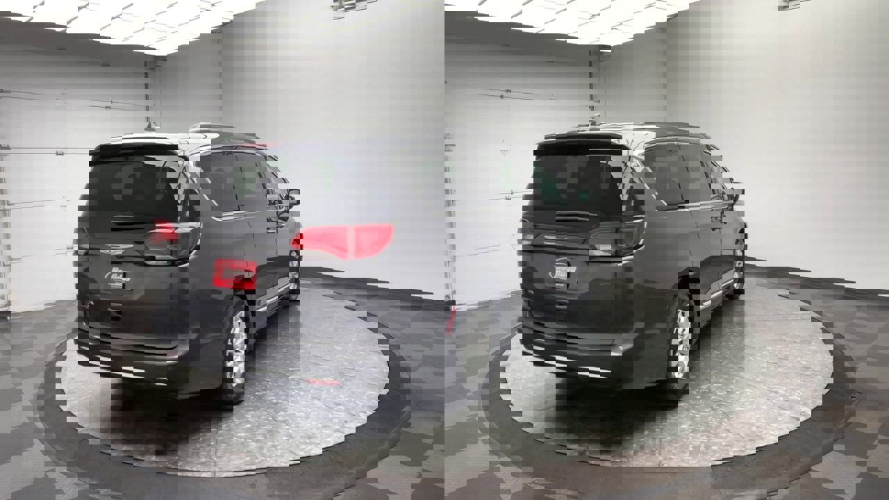 Used 2017 Chrysler Pacifica Touring-L image 37