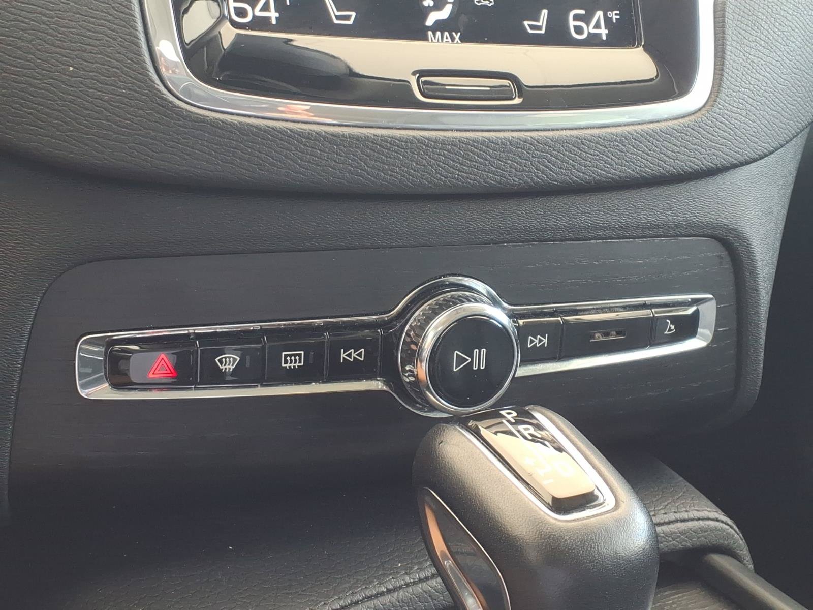 Used 2020 Volvo XC90 T6 Momentum AWD/4WD image 11
