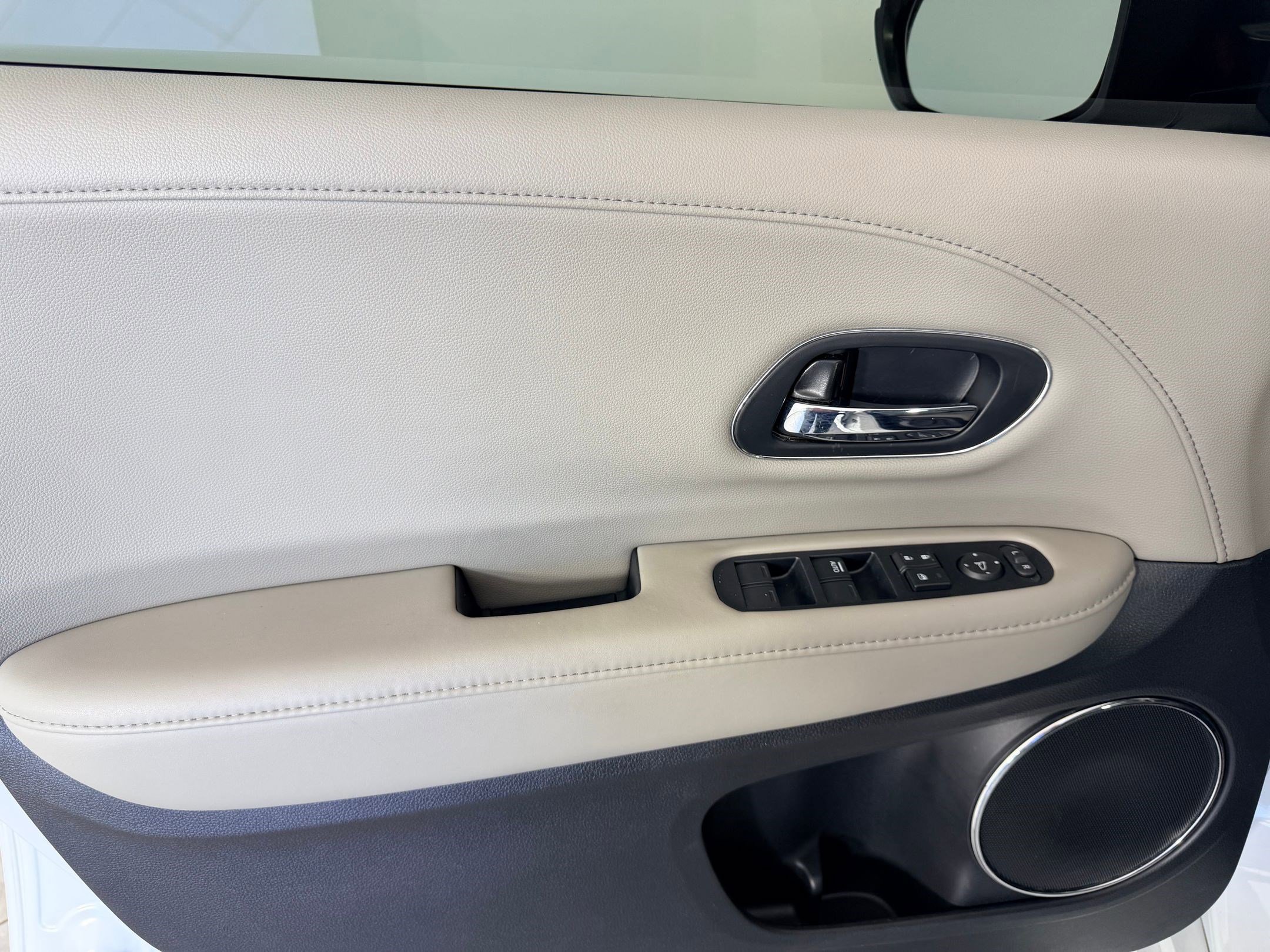 Used 2019 Honda HR-V Touring image 12