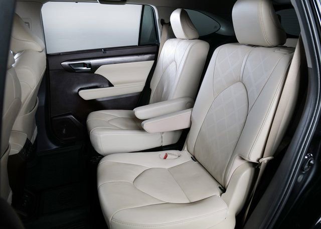 Used 2021 Toyota Highlander Platinum image 11