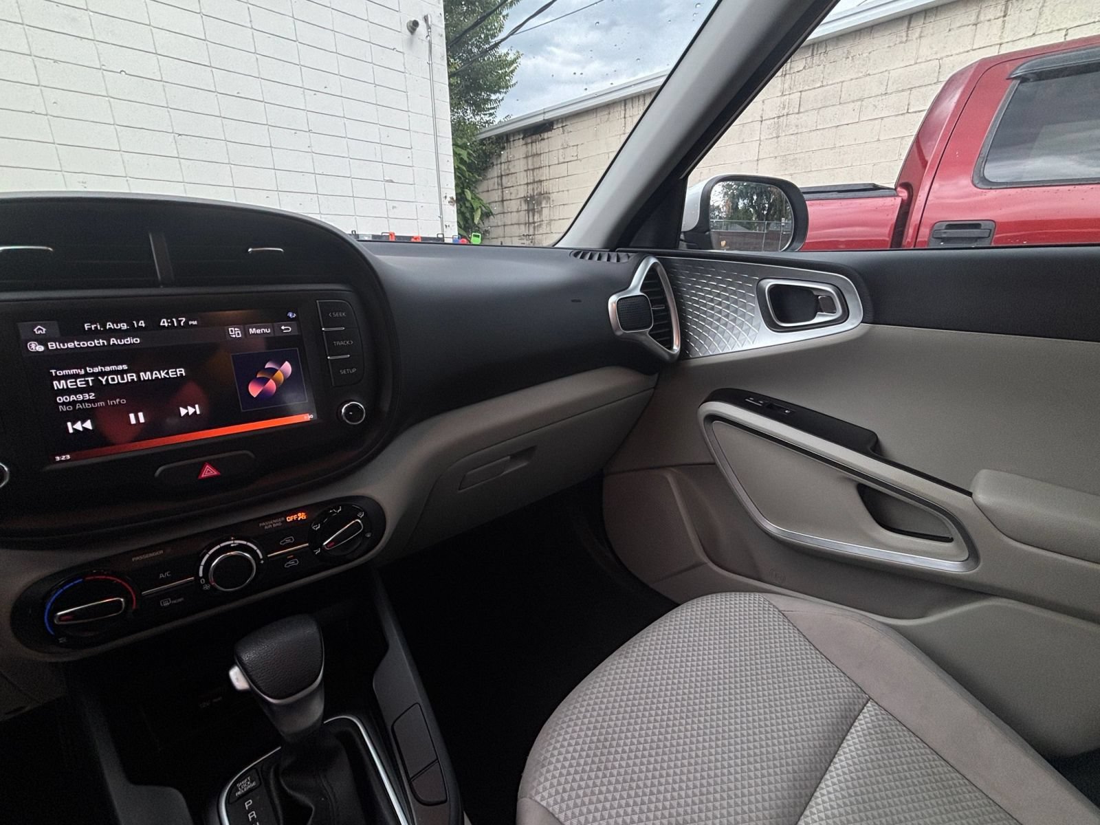 Used 2025 Kia Soul LX w/ LX Technology Package FWD image 31