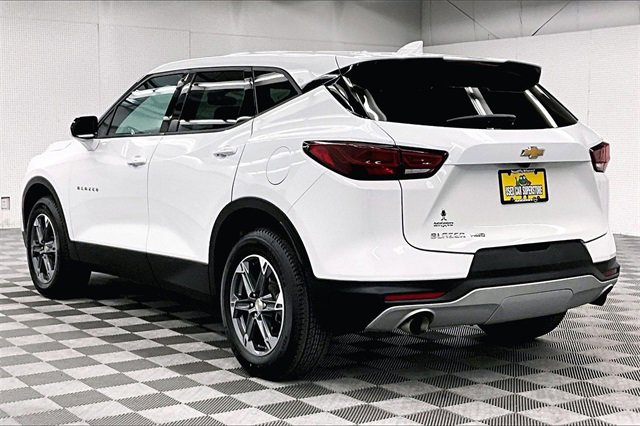 Used 2025 Chevrolet Blazer LT image 2