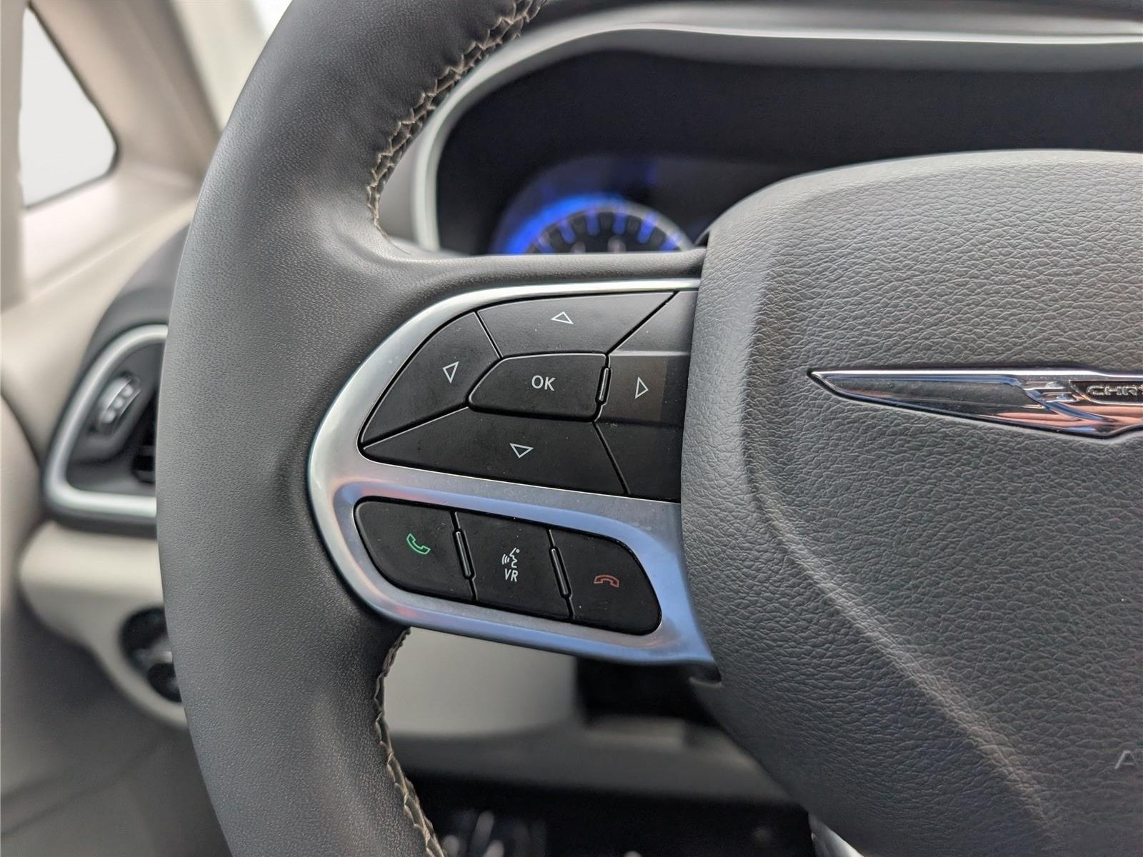 Used 2024 Chrysler Pacifica Touring-L FWD image 25