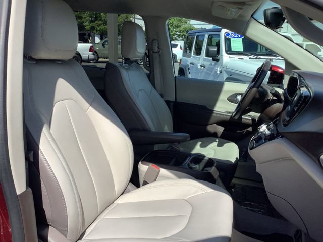 Used 2017 Chrysler Pacifica Touring-L image 37