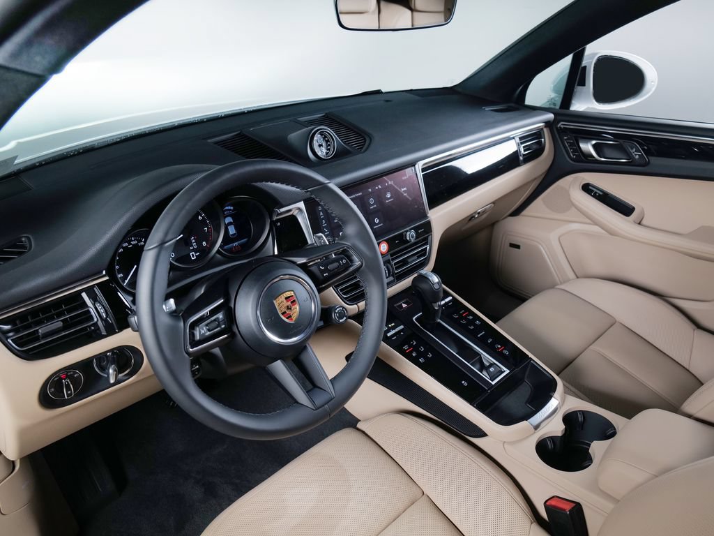 Certified 2026 Porsche Macan AWD/4WD image 8
