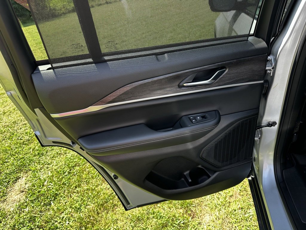 Used 2025 Jeep Grand Cherokee Limited w/ Luxury Tech Group II image 20