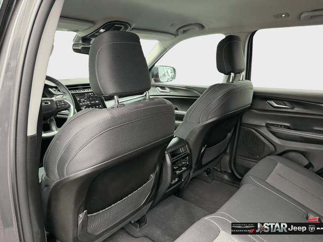 Used 2023 Jeep Grand Cherokee Laredo AWD/4WD image 27