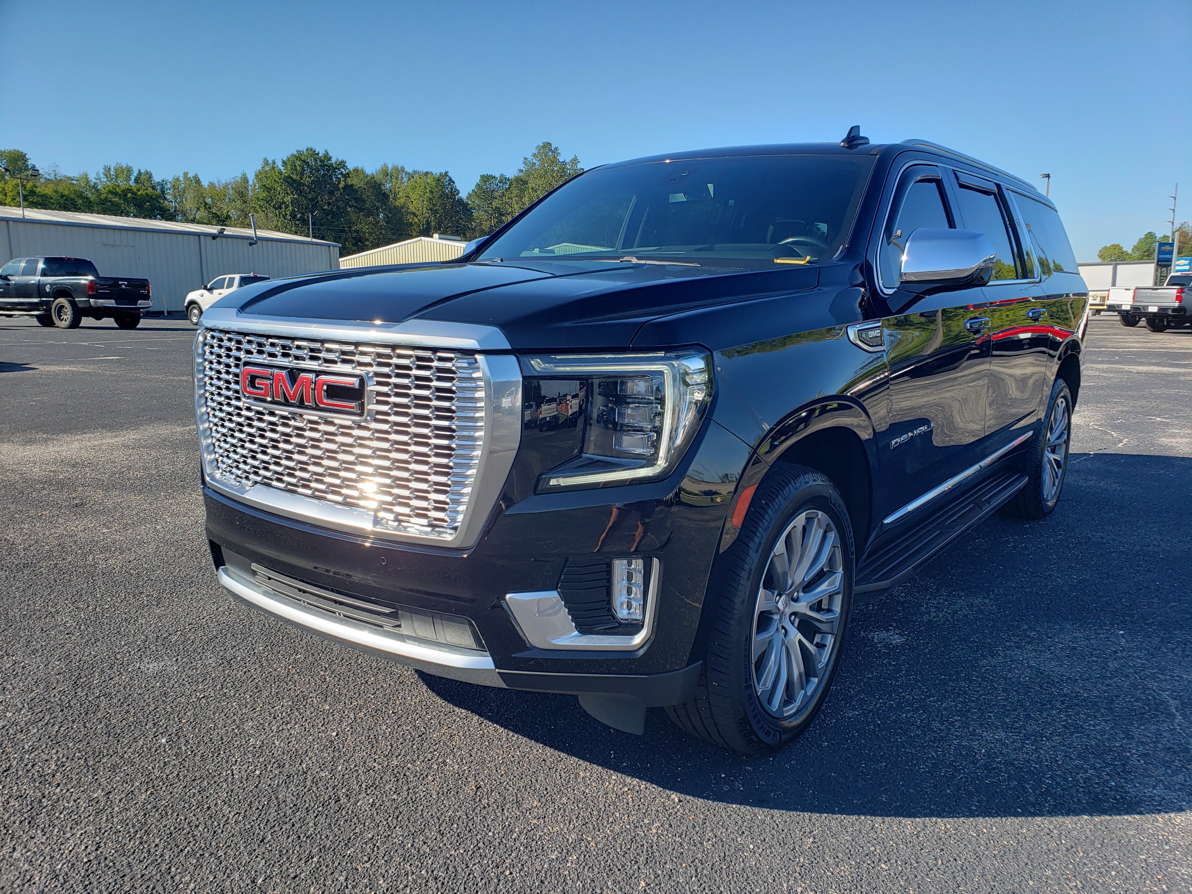Used 2021 GMC Yukon XL Denali AWD/4WD image 2