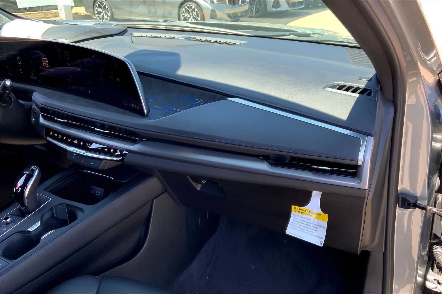 Used 2025 Cadillac XT4 Sport w/ Technology Package image 17