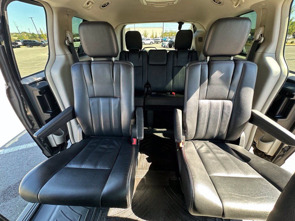 Used 2014 Chrysler Town & Country Touring FWD image 36