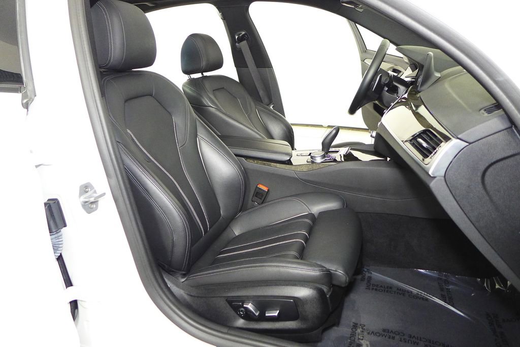 Used 2019 BMW 530e 530e iPerformance w/ M Sport Package image 19