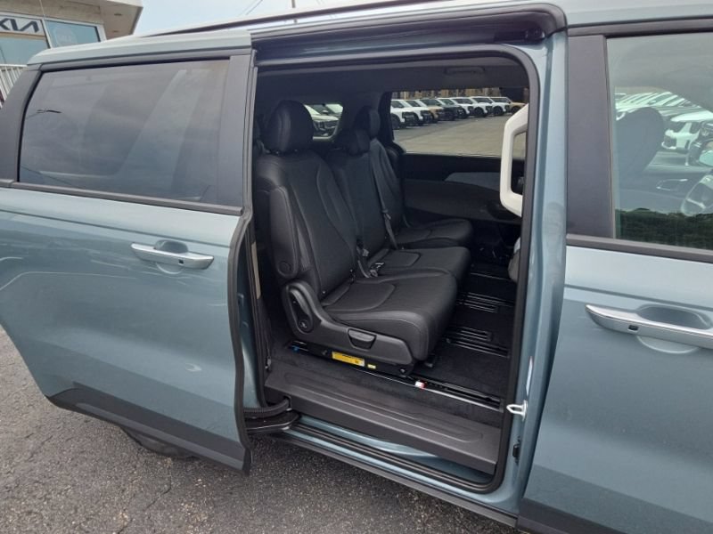 New 2027 Kia Carnival EX FWD image 17