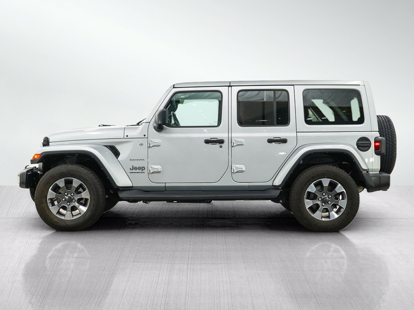 Used 2023 Jeep Wrangler Unlimited Sahara w/ Cold Weather Group AWD/4WD image 2