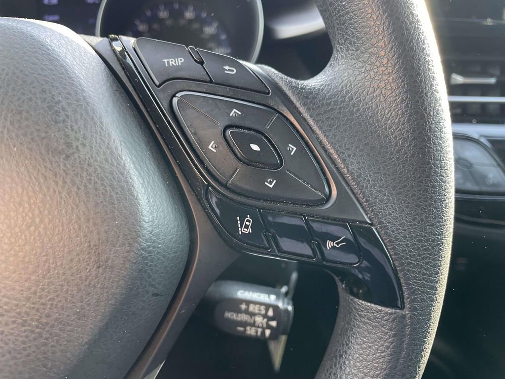 Used 2021 Toyota C-HR LE image 31