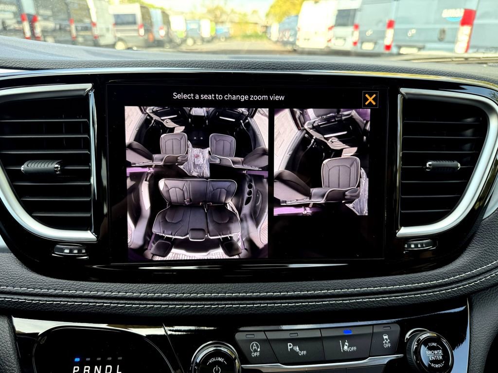 New 2026 Chrysler Pacifica Limited w/ Uconnect Theater Family Group FWD image 16