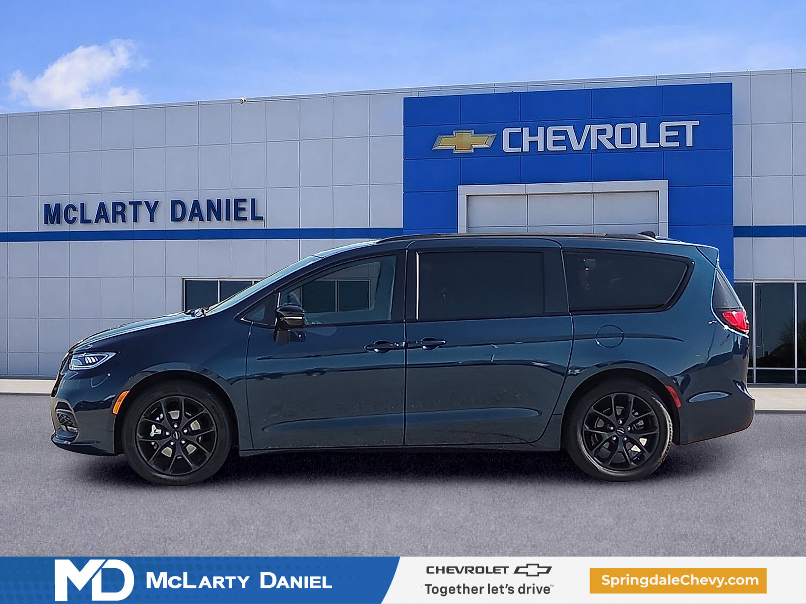 Used 2025 Chrysler Pacifica Limited FWD image 3