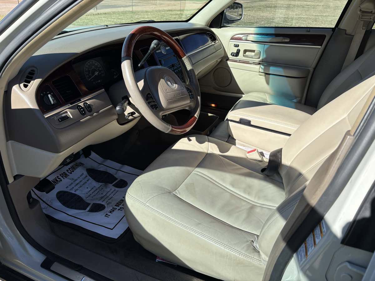 Used 2004 Lincoln Town Car Ultimate RWD image 8