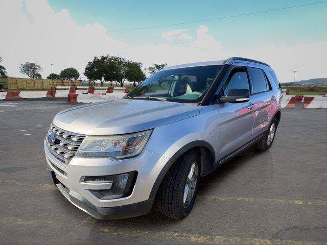 Used 2016 Ford Explorer XLT w/ Equipment Group 202A AWD/4WD image 5