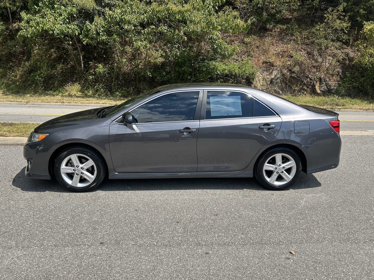Used 2013 Toyota Camry SE image 3