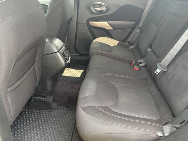 Used 2017 Jeep Cherokee Latitude w/ Cold Weather Group AWD/4WD image 11