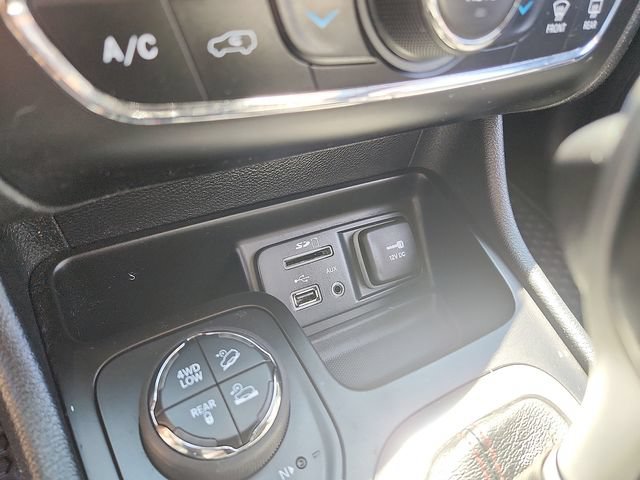Used 2014 Jeep Cherokee Trailhawk w/ Comfort/Convenience Group AWD/4WD image 27