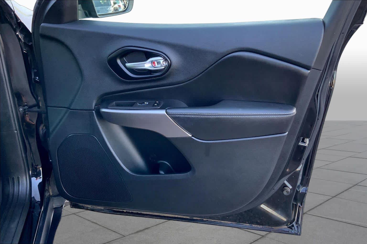 Used 2021 Jeep Cherokee Latitude FWD image 20