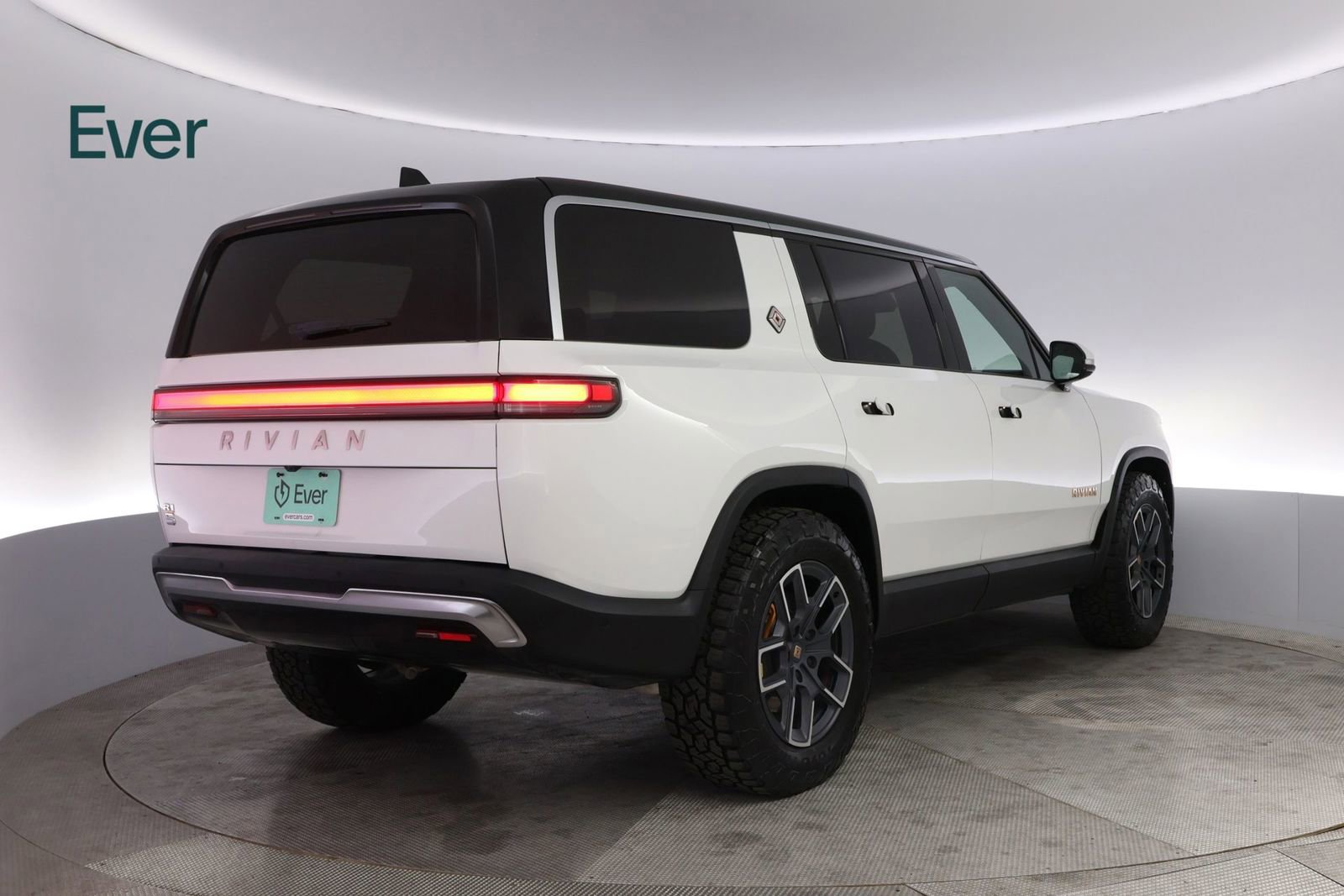Used 2024 Rivian R1S Adventure AWD/4WD image 3