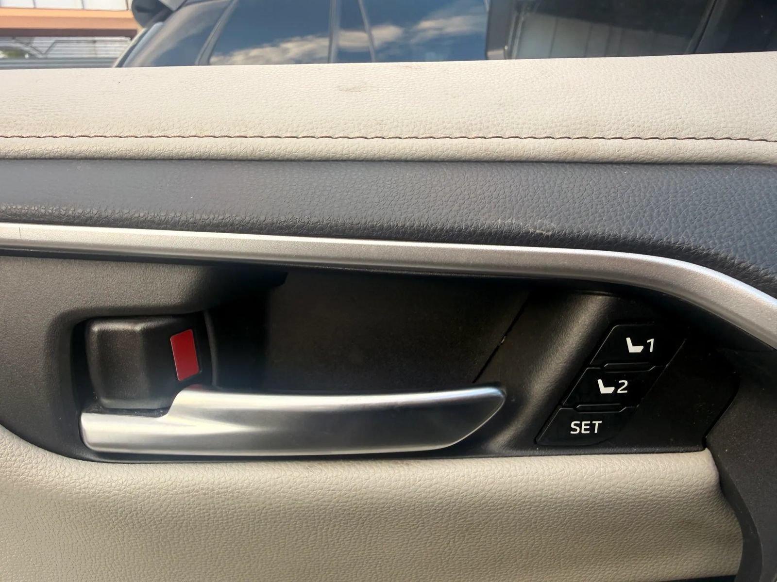 Used 2019 Toyota RAV4 Limited AWD/4WD image 9