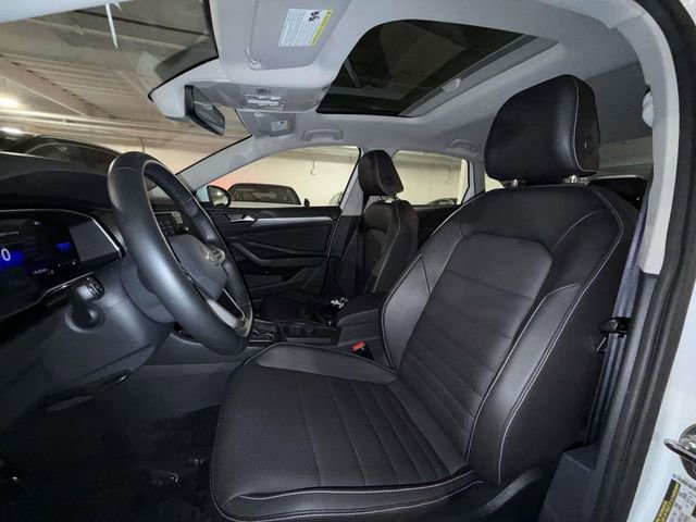 Used 2024 Volkswagen Jetta SE w/ Panoramic Sunroof Package image 2