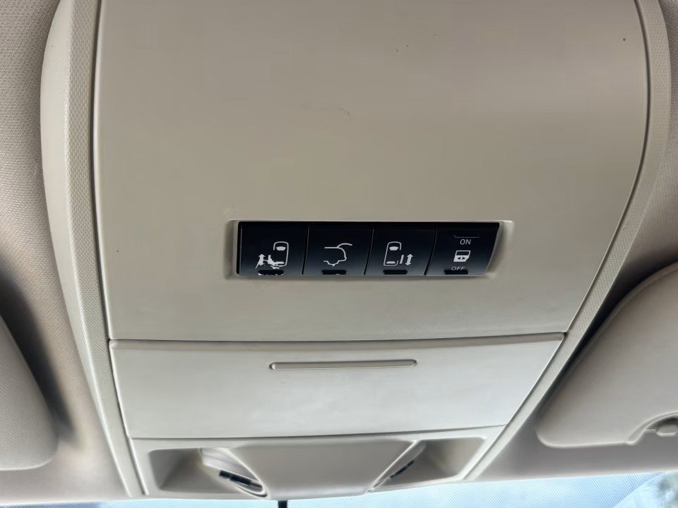 Used 2016 Chrysler Town & Country Touring FWD image 19