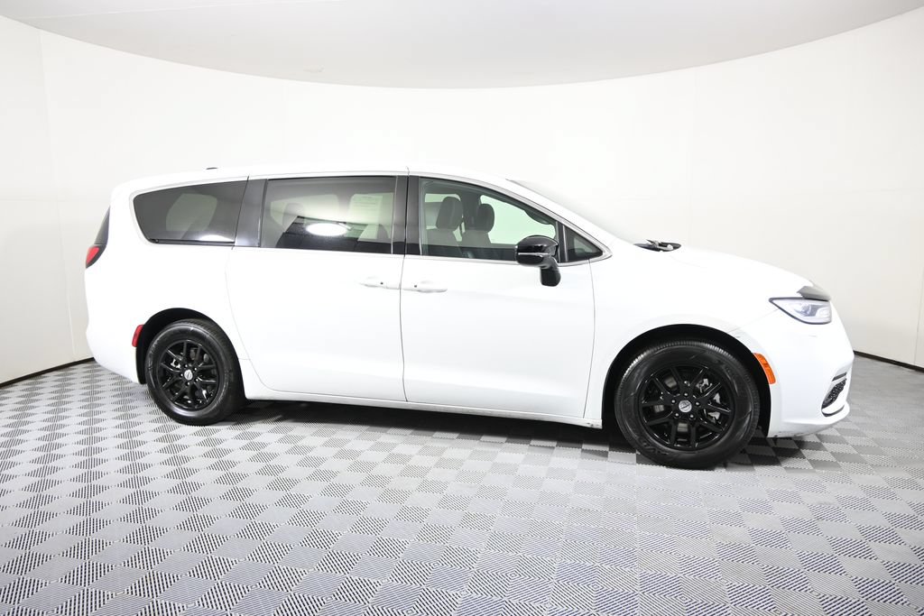 Used 2024 Chrysler Pacifica Touring FWD image 8