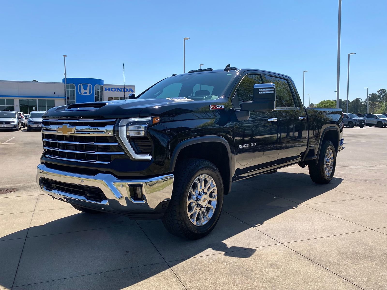 Used 2025 Chevrolet Silverado 2500 LTZ w/ LTZ Plus Package image 3