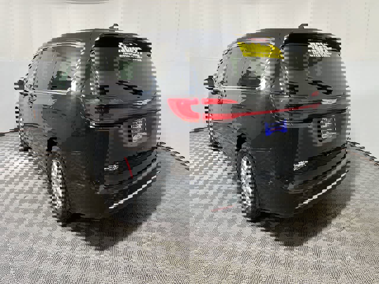 Used 2023 Chrysler Pacifica Touring-L image 6