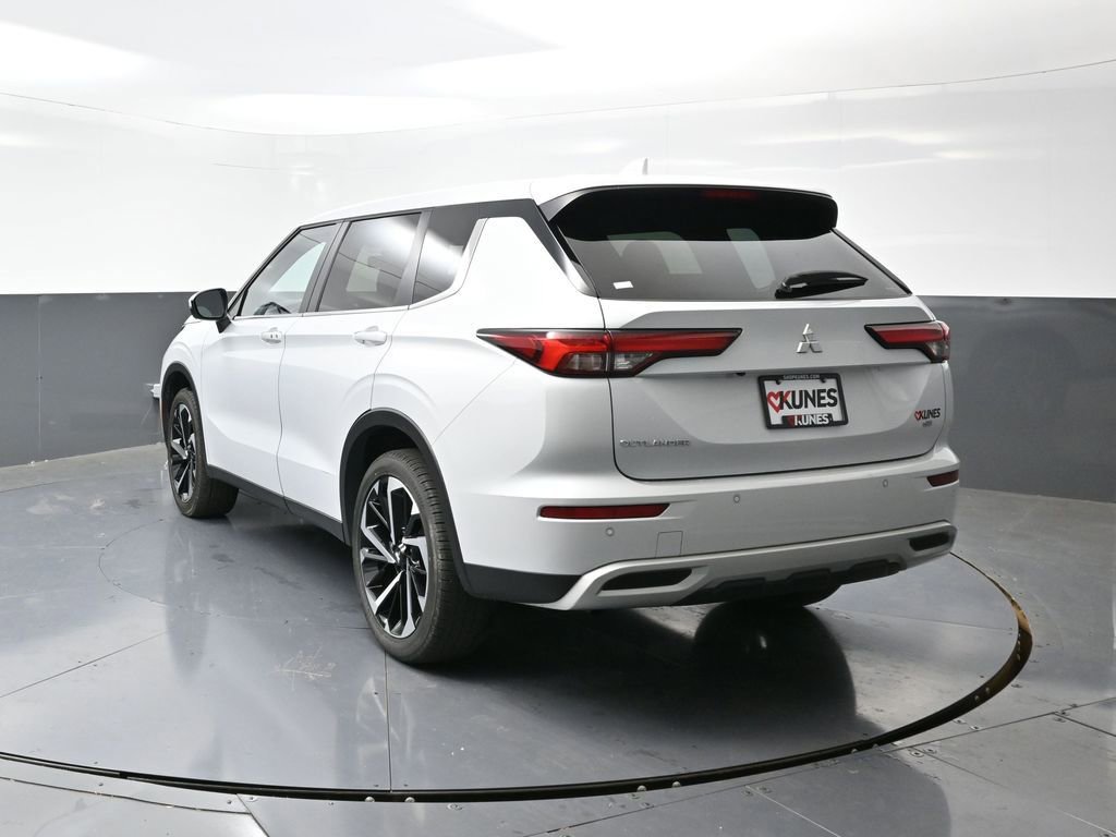 Used 2024 Mitsubishi Outlander SE image 12