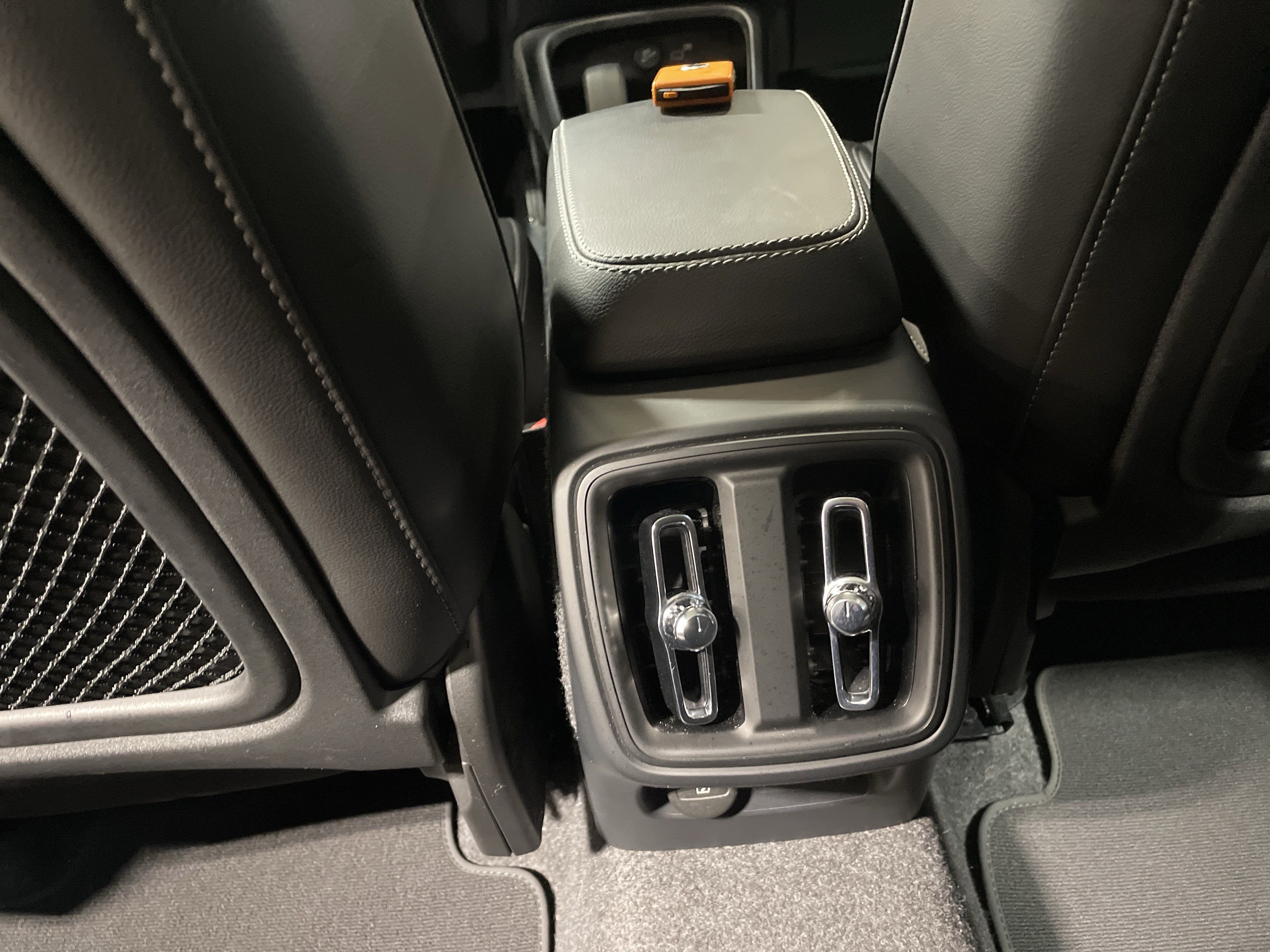 Used 2025 Volvo XC40 B5 Core image 39