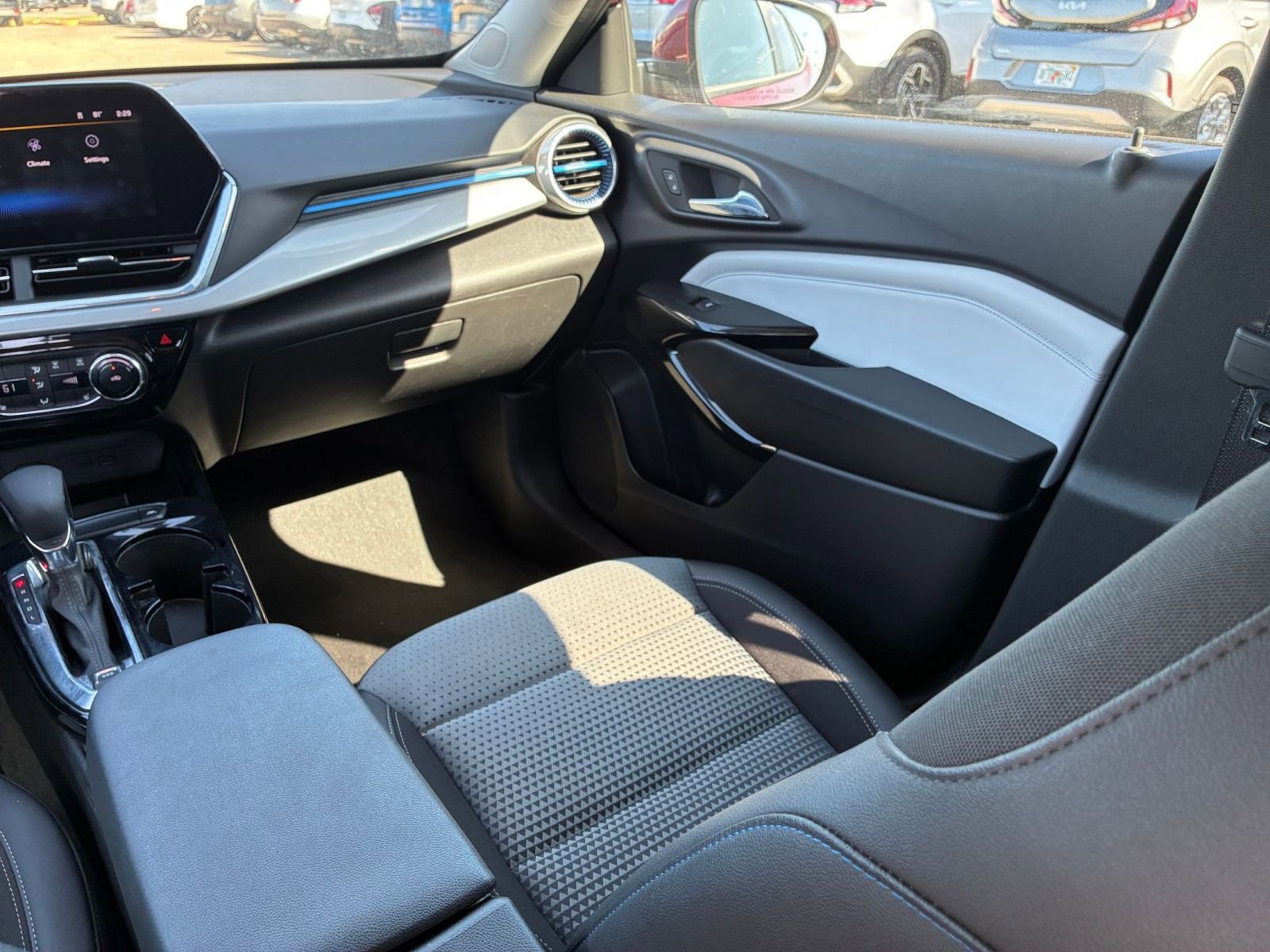 Used 2025 Chevrolet Trax LT w/ LT Convenience Package image 28